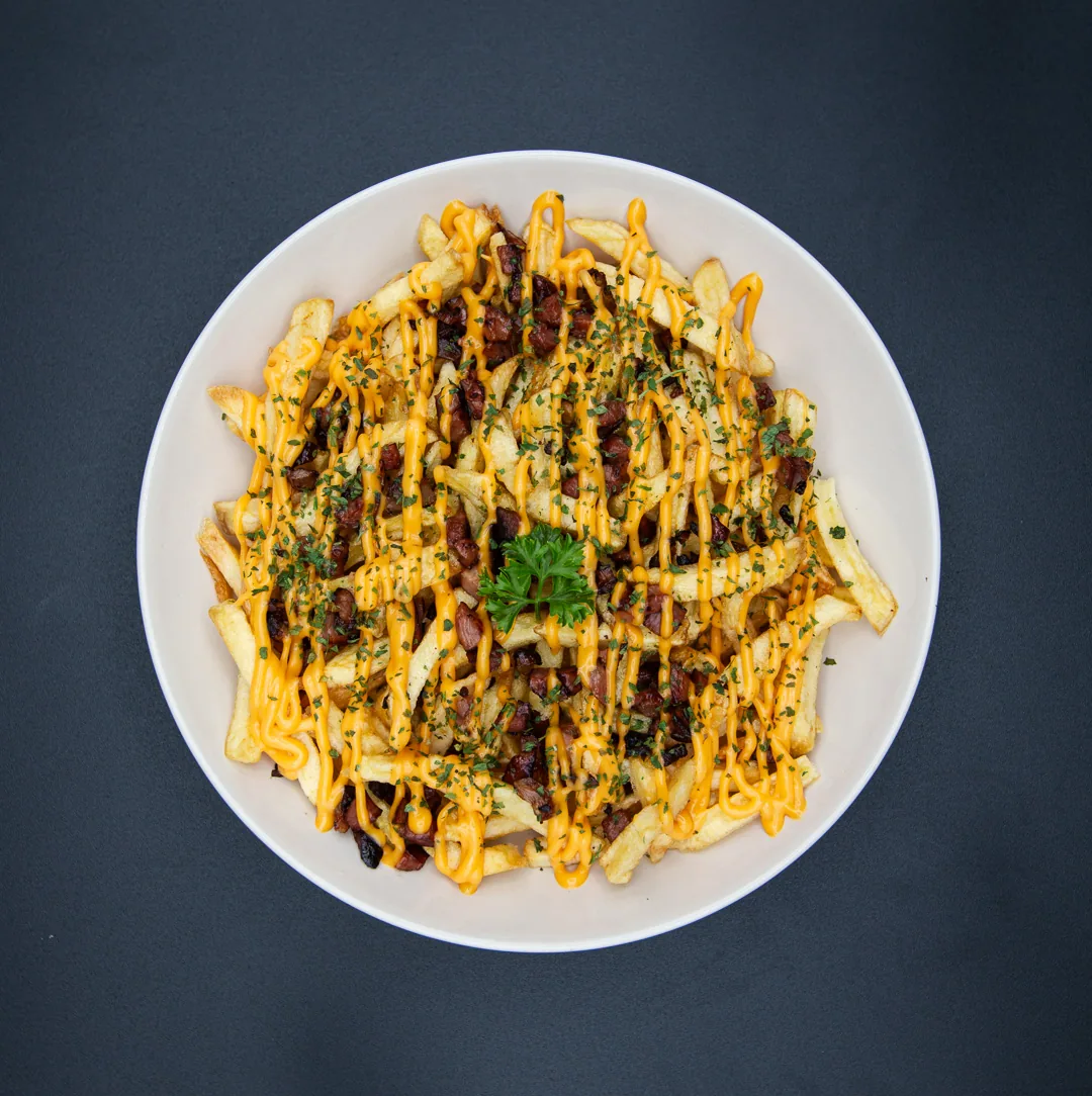 Batata frita coberta com cheddar e bacon crocante