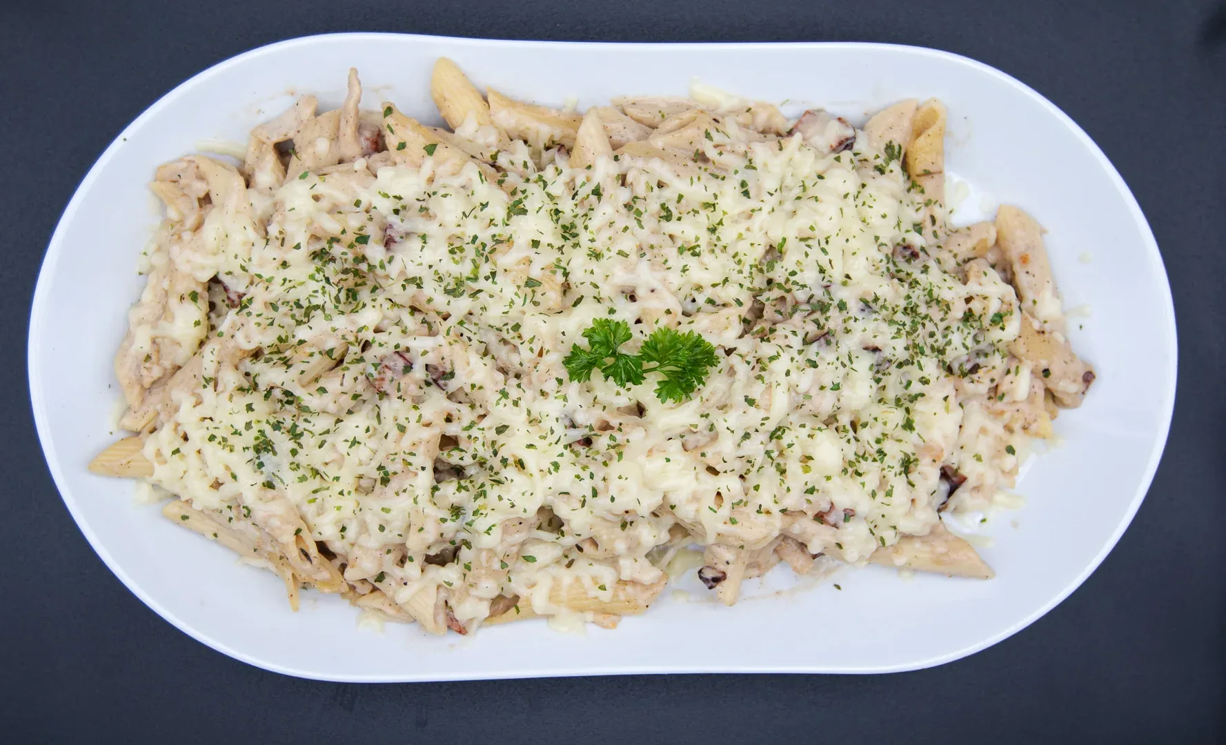 Chicken Penne, massa com frango grelhado em molho cremoso