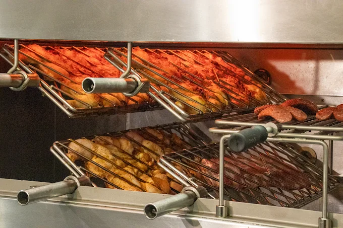 Frango, costelinha e linguiça na churrasqueira de brasa do Mister Frango