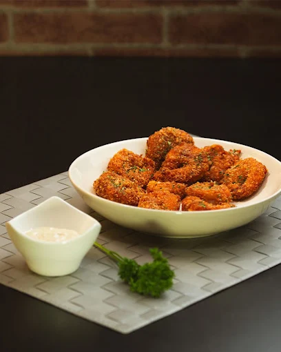 Coxinhas crocantes à moda da casa, servidas com molho