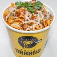 Massa no pote da linha Pasta Urbano, num copo de cartão amarelo com o logótipo Pasta Urbano